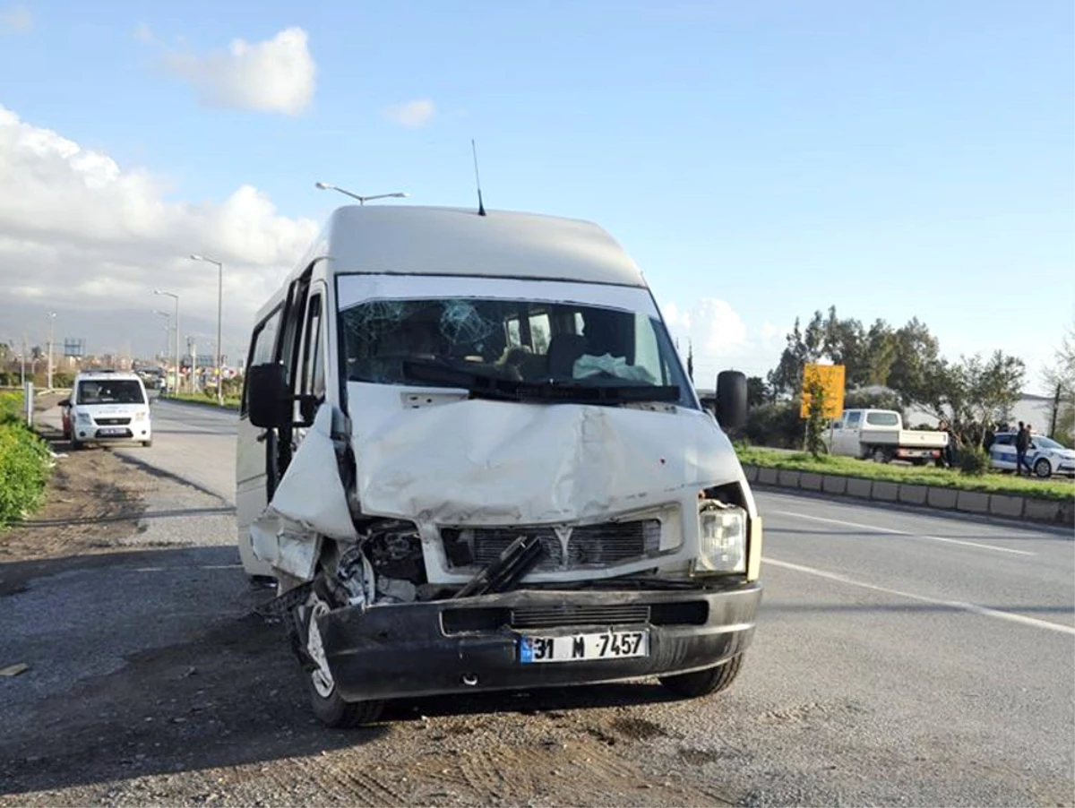 Iki Yolcu Minibüsü Çarpıştı: 6 Yaralı