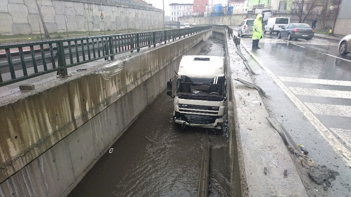 Istanbul\'da Kontrolden Çıkan Tır Dereye Uçtu