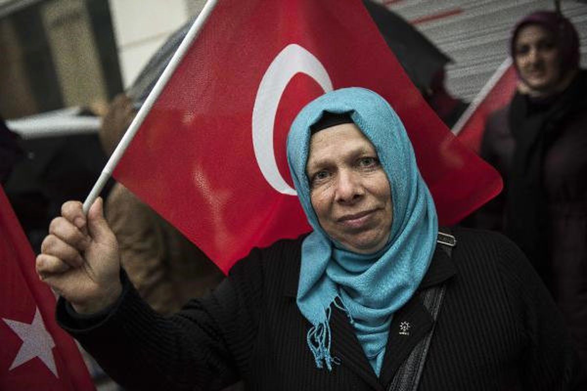 Kadınlar\'dan Hollanda Protestosu