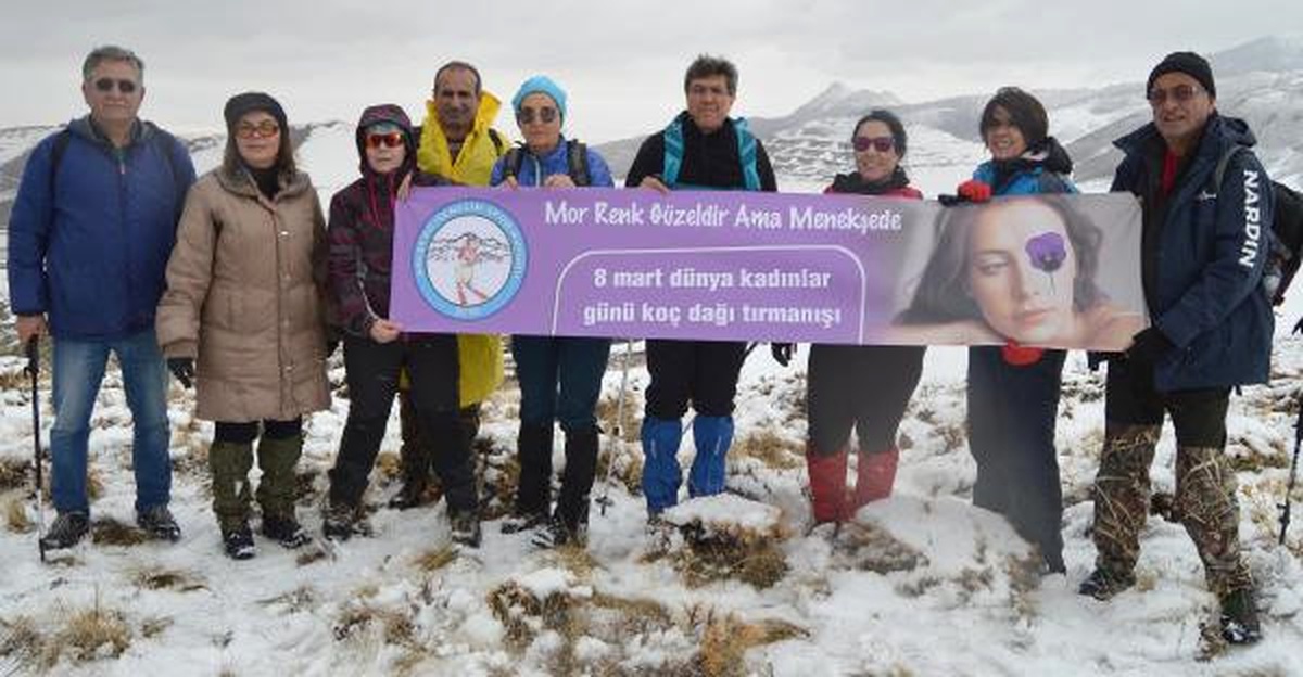 Kadınlar Erciyes Dağında \'Mor Renk, Menekşede Güzel\' Pankartı Açtı