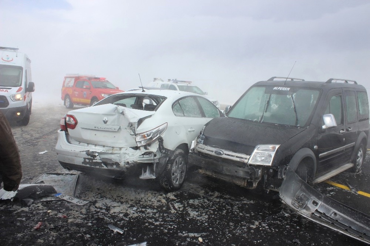 Kayseri\'de Zincirleme Trafik Kazası: 15 Yaralı