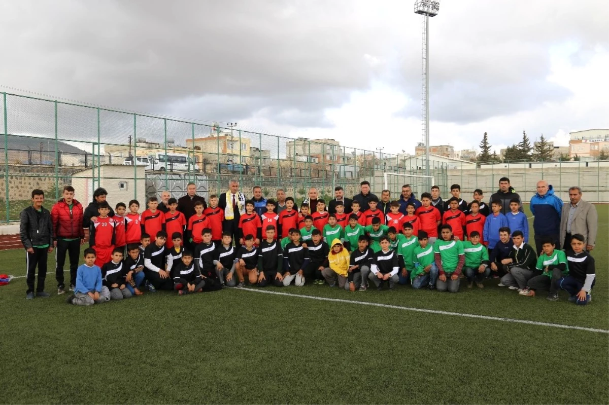 Kilis Belediyesinden U-14 Gençler Ligine Spor Malzemesi