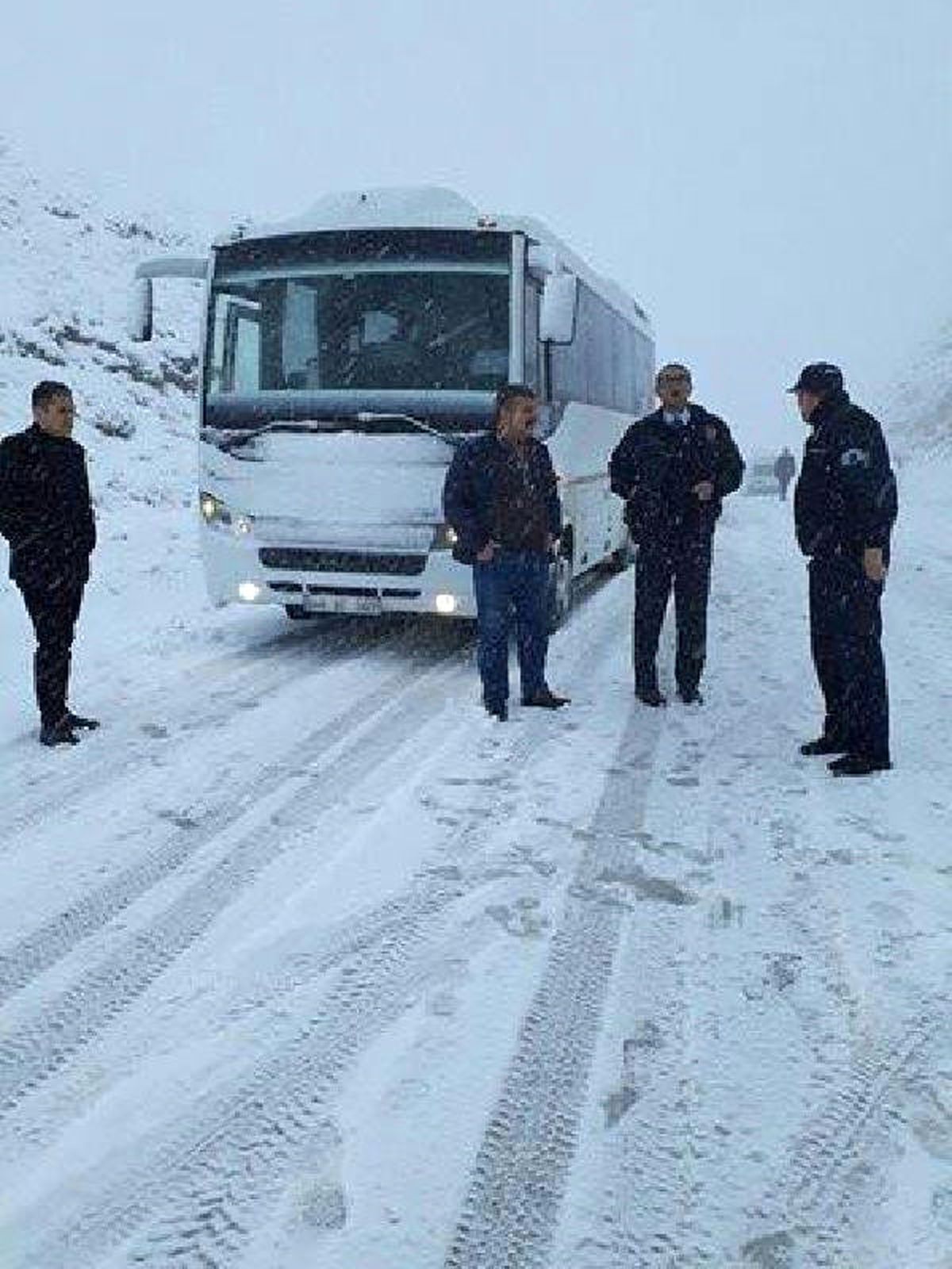 Kırşehir\'de Kar Ulaşımı Aksattı, İlçeye Giden Görevliler Yolda Kaldı