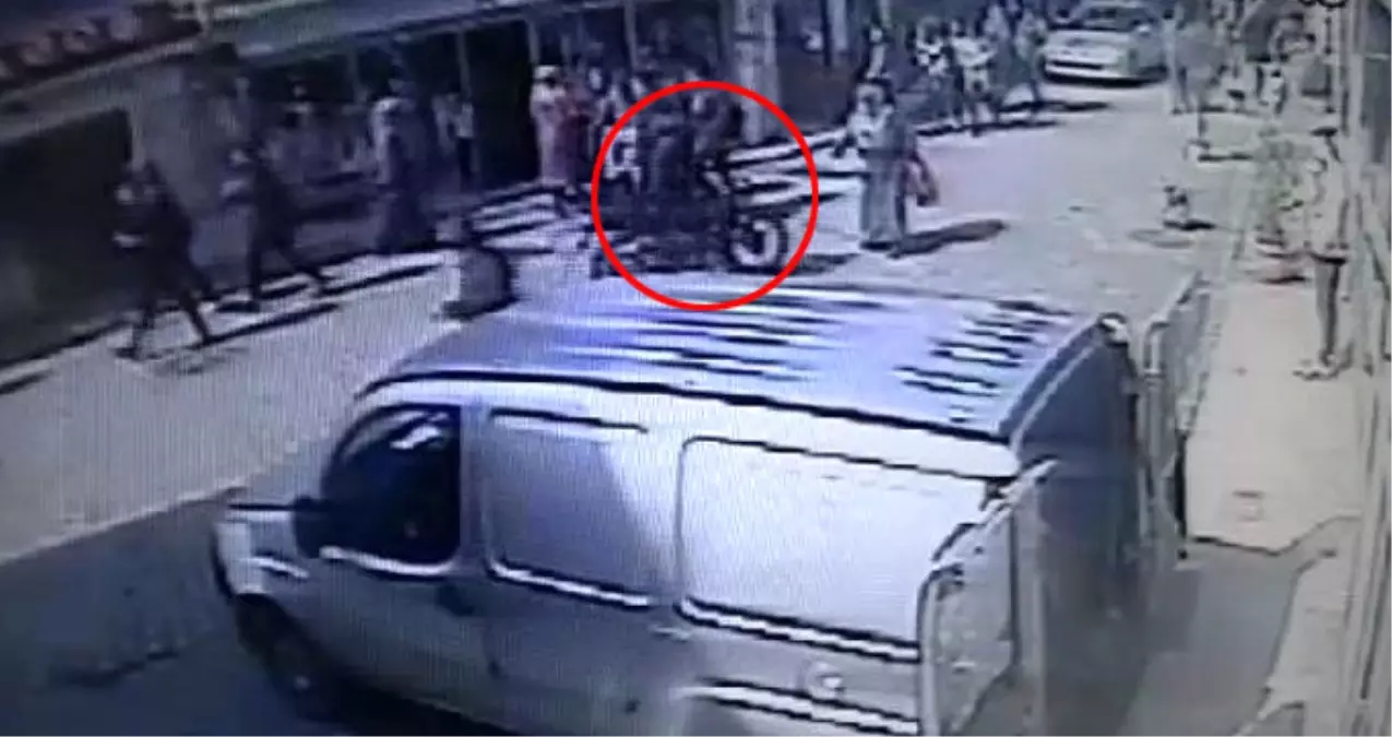 Kızlara Hava Atan Motosikletli Genç, Yaşlı Kadını Hastanelik Etti