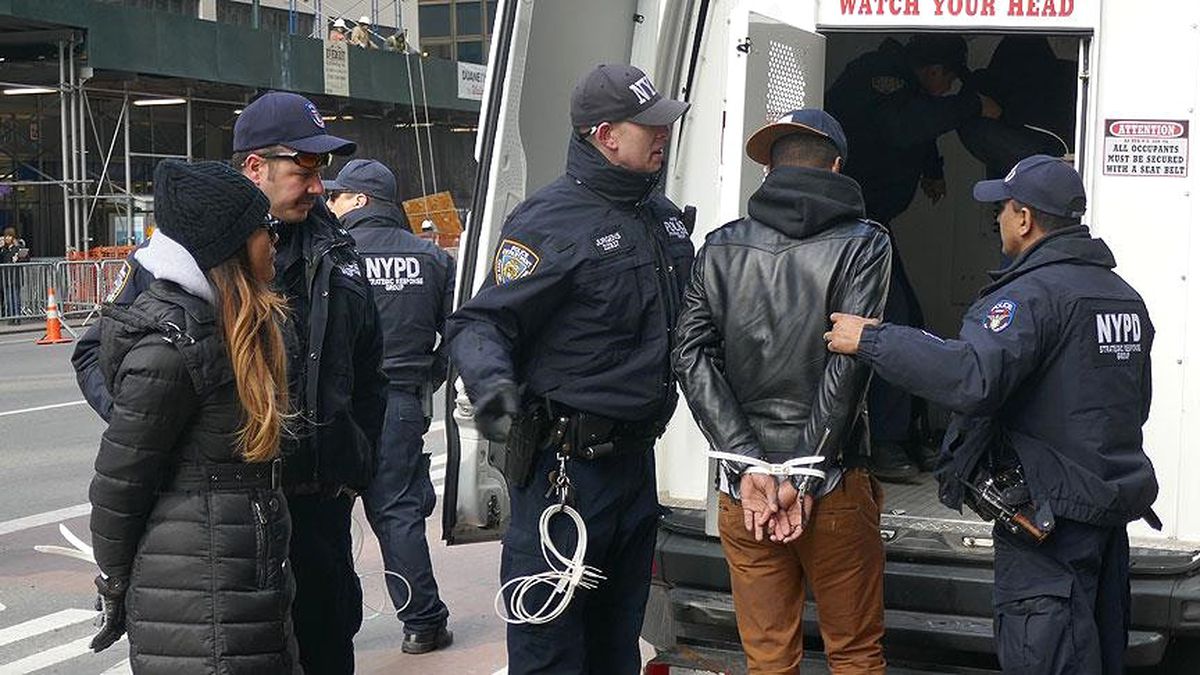 New York\'ta "Evsizlik" Karşıtı Protestoculara Kelepçe