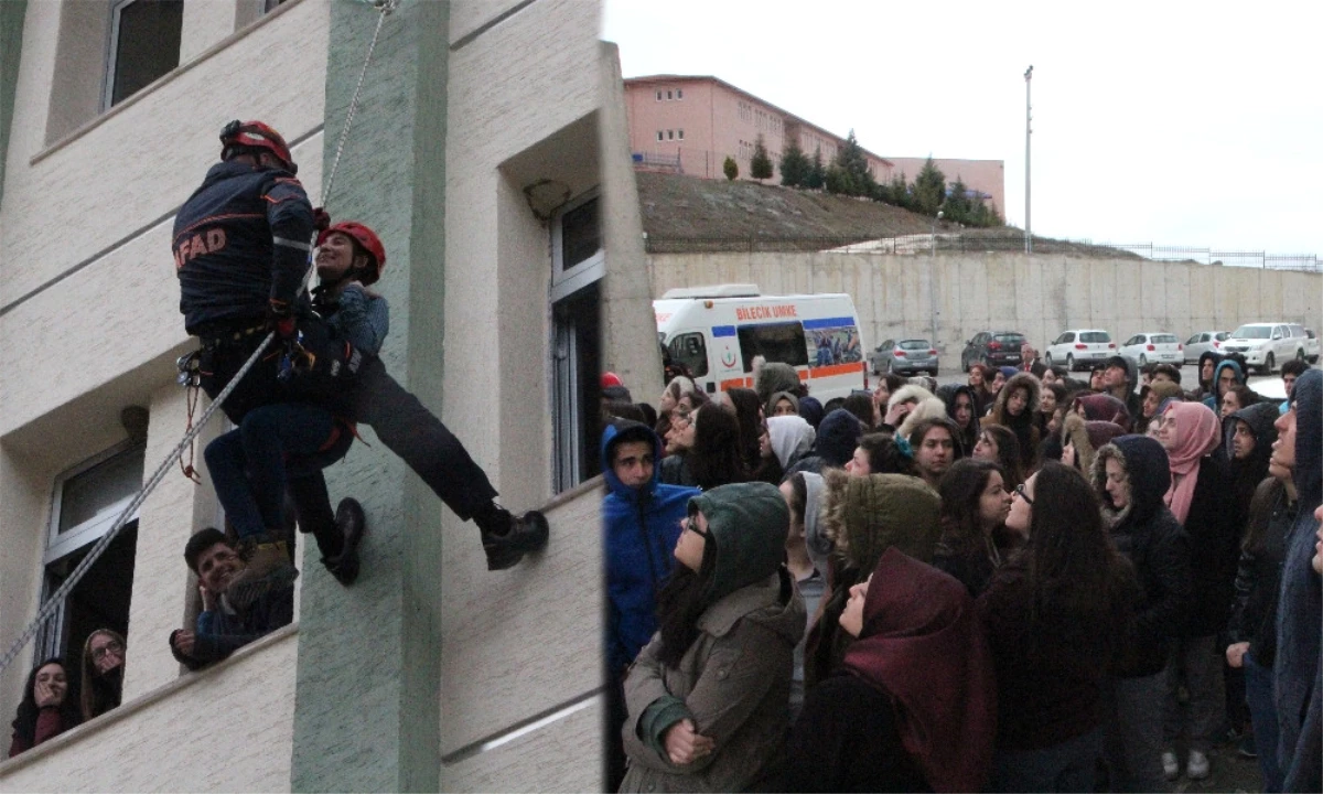 Öğrenciler Korku Dolu Gözlerle Izledi