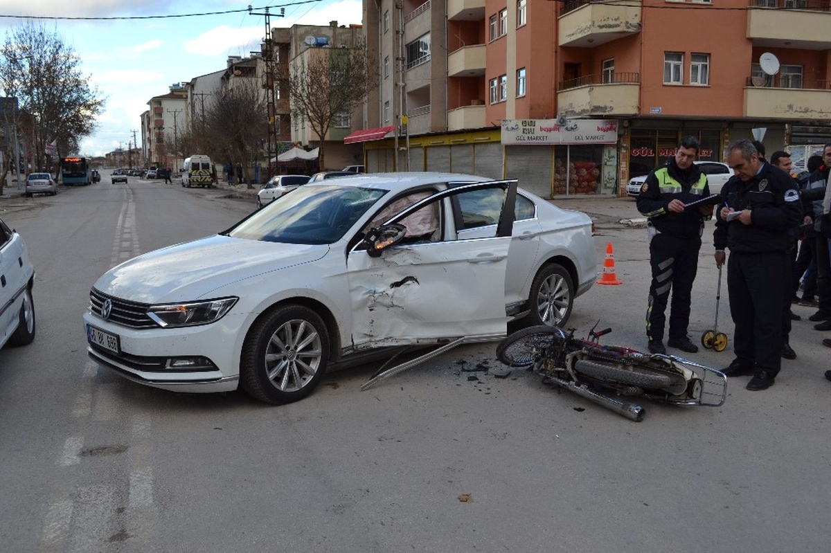 Otomobile Çarpan Motosikletin Sürücüsü Ağır Yaralandı