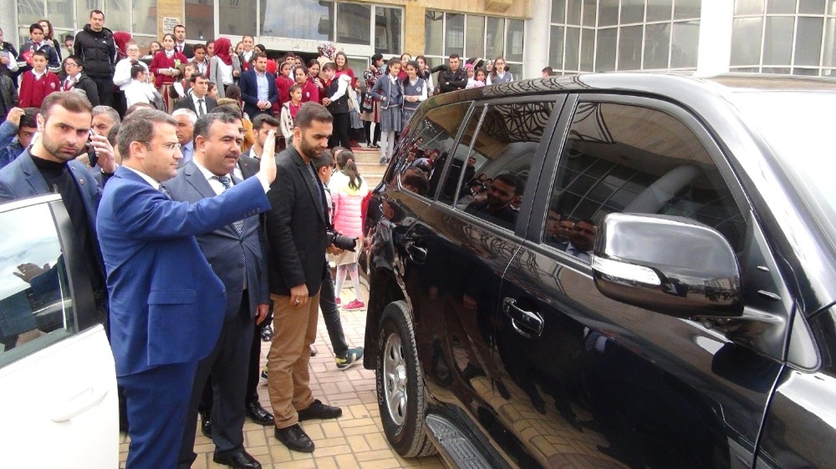 İstiklal Marşı\'nı Okurken Herkesi Duygulandıran Öğrenciye Viranşehir Kaymakamından Makam Aracı Jesti
