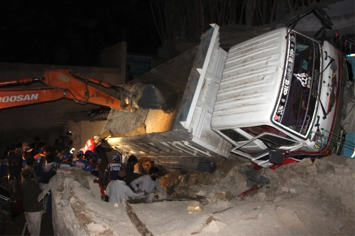 Pakistan\'ın Ketta Şehrinde Kum Yüklü Bir Kamyon Kerpiç Evin Üstüne Devrildi: 7 Ölü