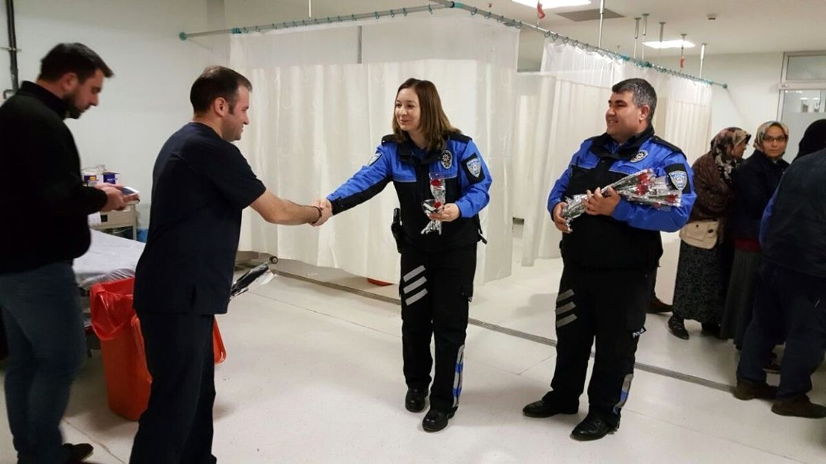 Polislerden Sağlık Çalışanlarına Çiçek
