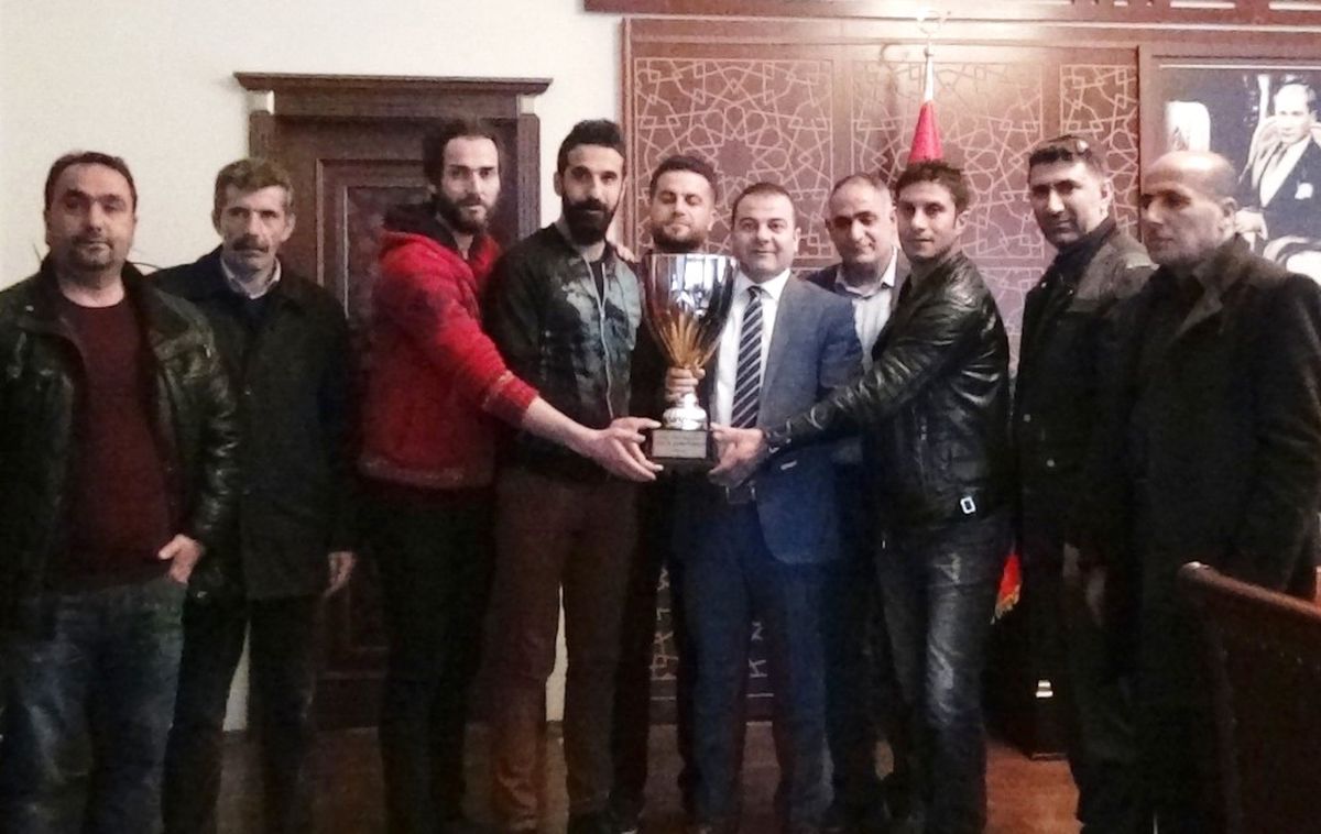 Şampiyonluk Kupasını Kaymakam Yaşar\'a Hediye Ettiler