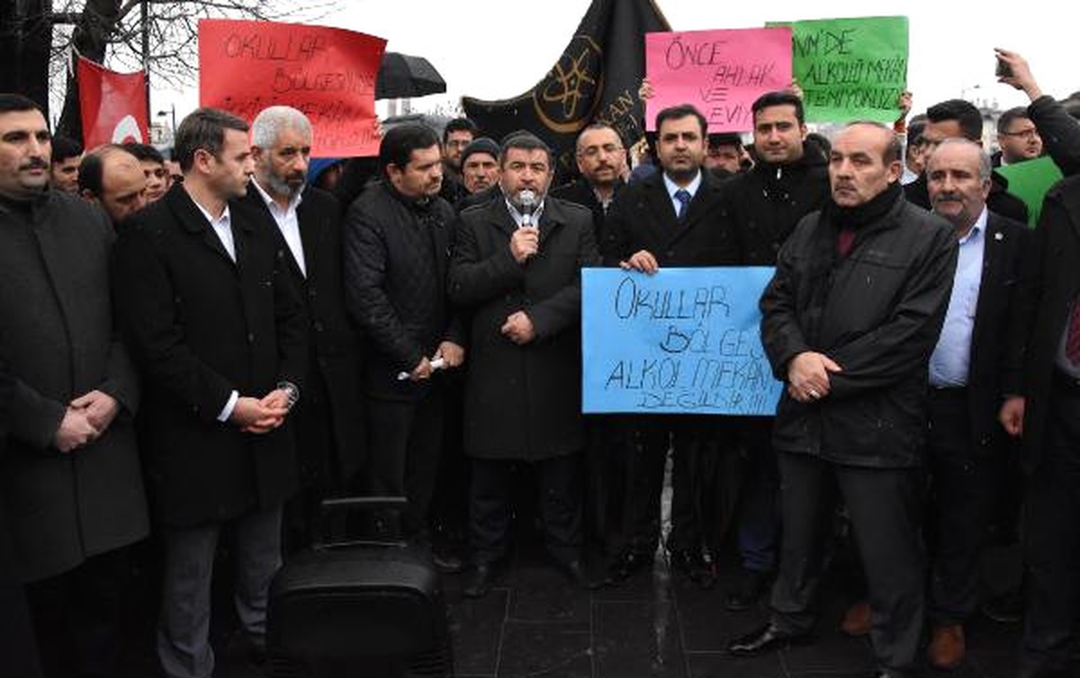 Sivas\'ta, \'Okullar Bölgesine Bar Açılmasın\' Tepkisi