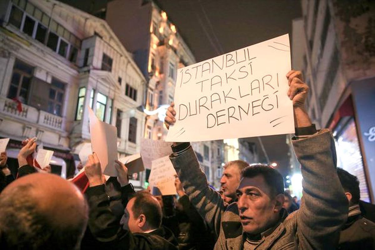 Taksicilerden Konsolosluk Önünde Hollanda Protestosu