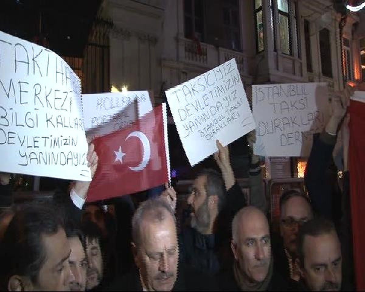 Taksicilerden Konsolosluk Önünde Hollanda Protestosu
