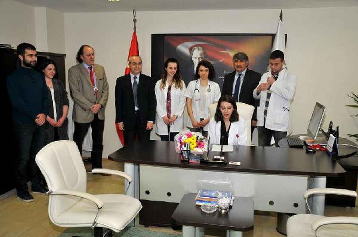 Tıp Bayramı\'nda İntörn Doktor Dekan Koltuğuna Oturdu