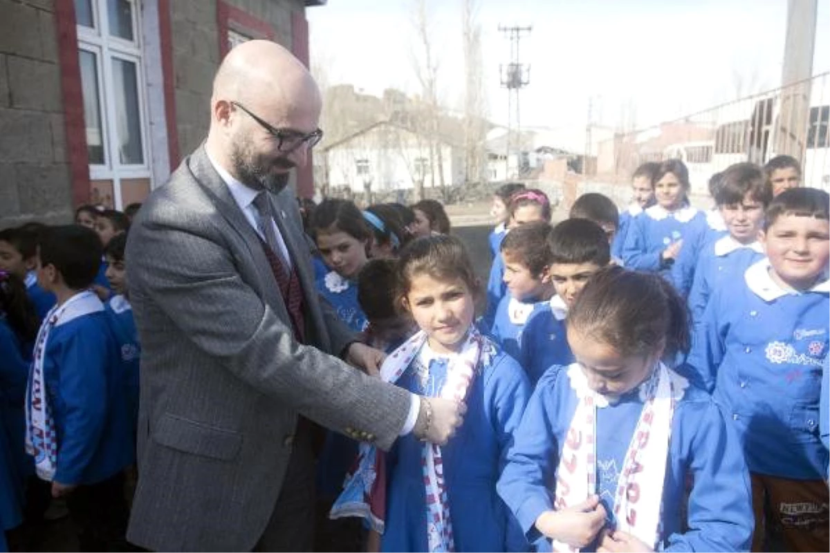Trabzonspor Taraftarları Sarıkamış\'ta Çocukları Sevindirdi