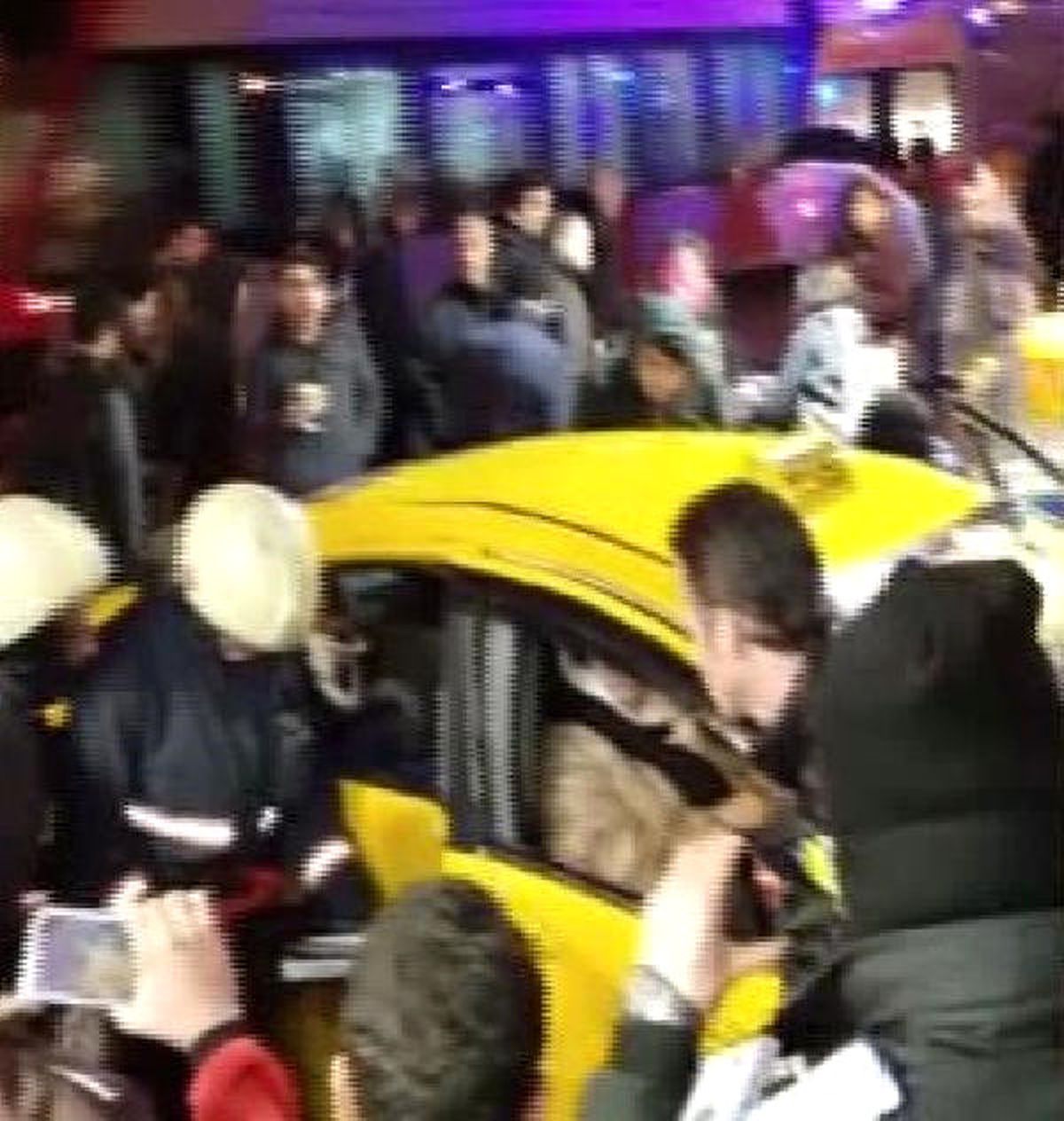Tramvay Taksiye Çarptı: 4 Yaralı