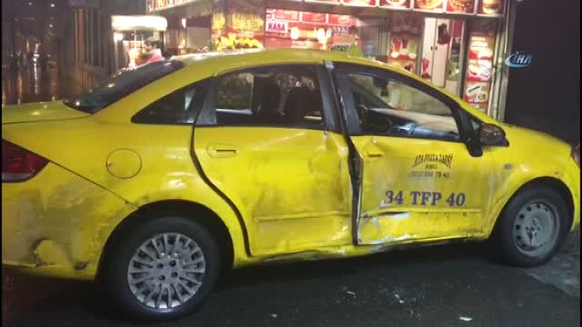 Tramvay Taksiye Çarptı: 4 Yaralı