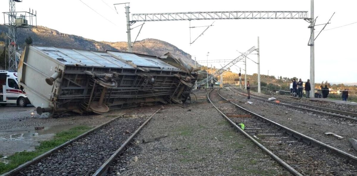 Tren Kamyona Çarptı: 3 Ölü