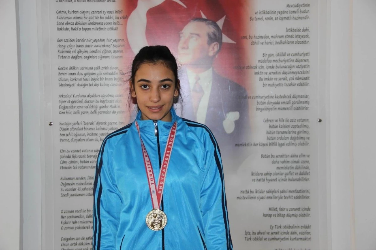9. Sınıf Öğrencisi Avrupa Boks Şampiyonasında Türkiye\'yi Temsil Edecek