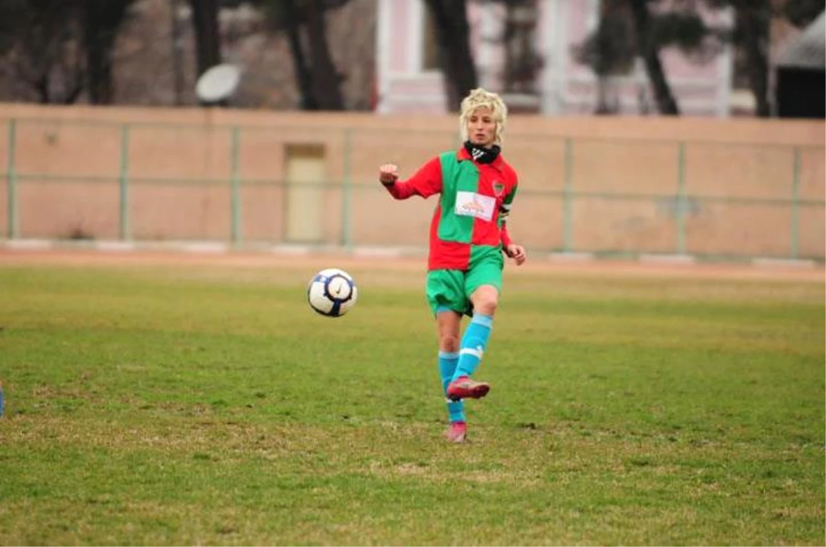 A Milli Takım Kaptanı Esra, Geleceğin Kadın Futbolcularını Yetiştirmeye Başladı