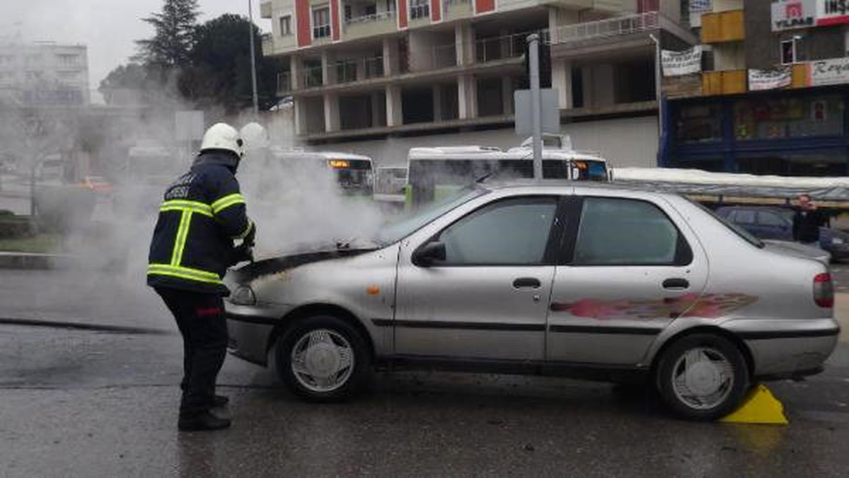 Alevli Otomobilin Motoru Tutuştu