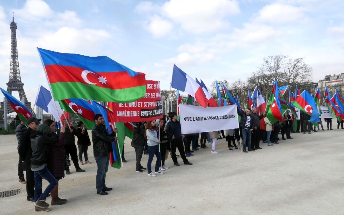 Azerbaycan Vatandaşlarından Paris\'te Protesto