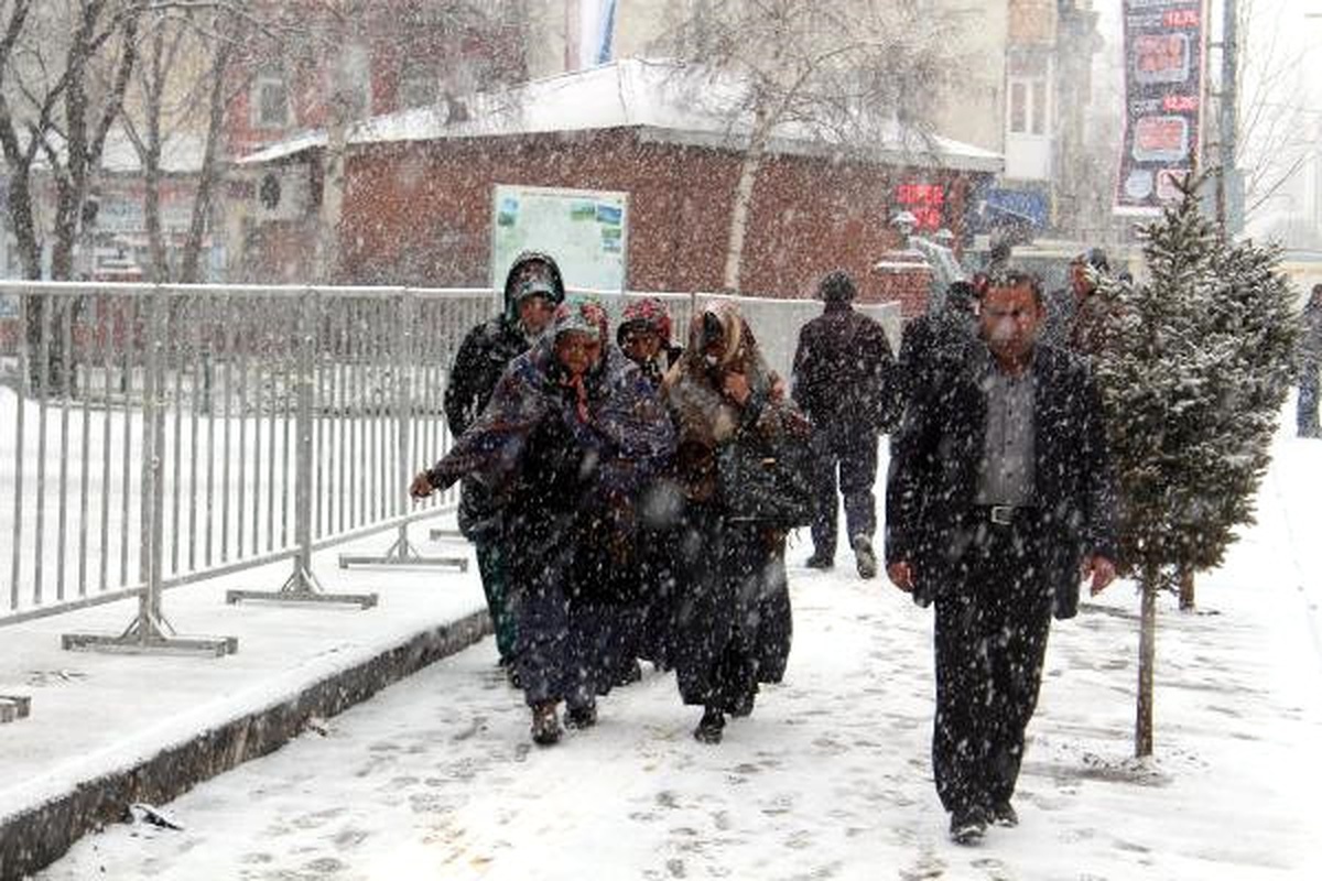 Başbakanı Karşılamaya Hazırlanan Ardahan\'a Kar