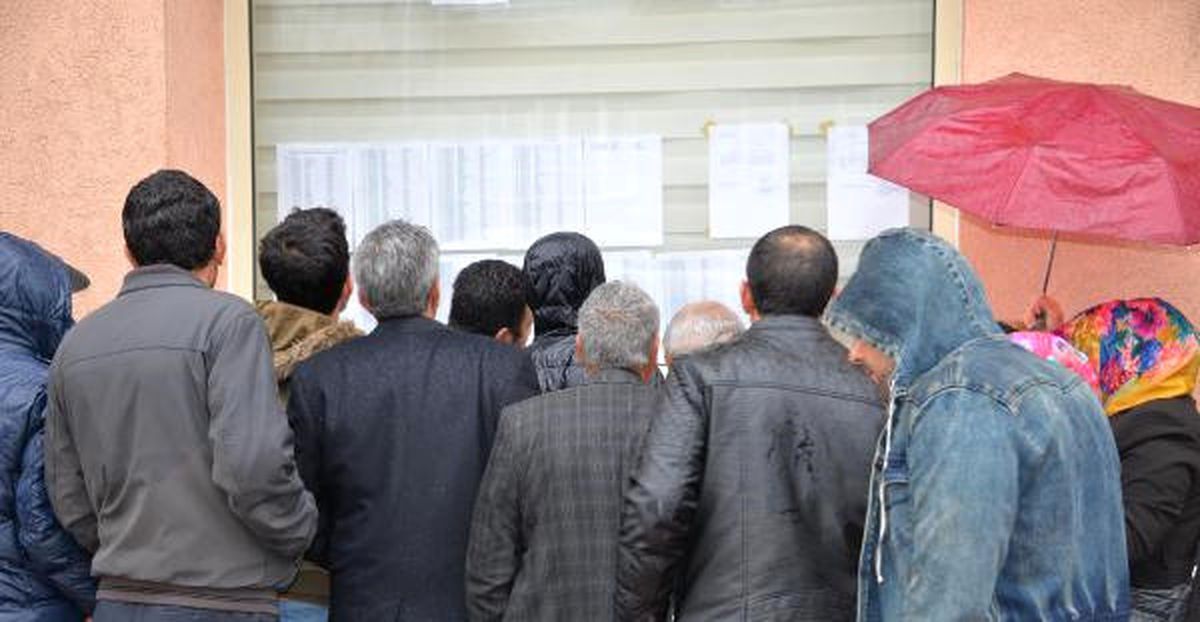 Binlerce Kişi Listelerde İsmini Bulmak İçin İzdiham Oluşturdu