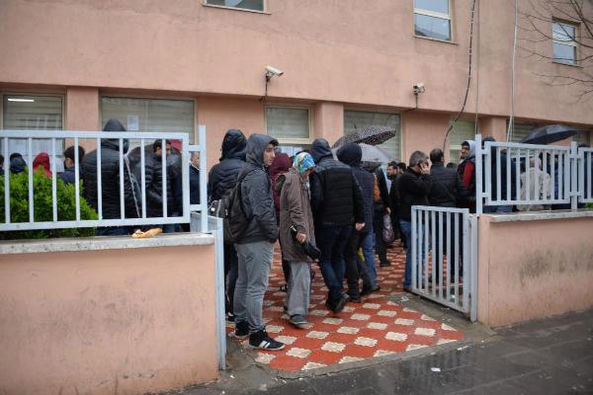 Binlerce Kişi Listelerde İsmini Bulmak İçin İzdiham Oluşturdu