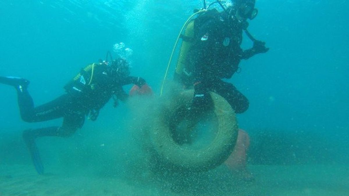 Bodrum\'da Dalgıçlar Deniz Dibinden Atık Topladı