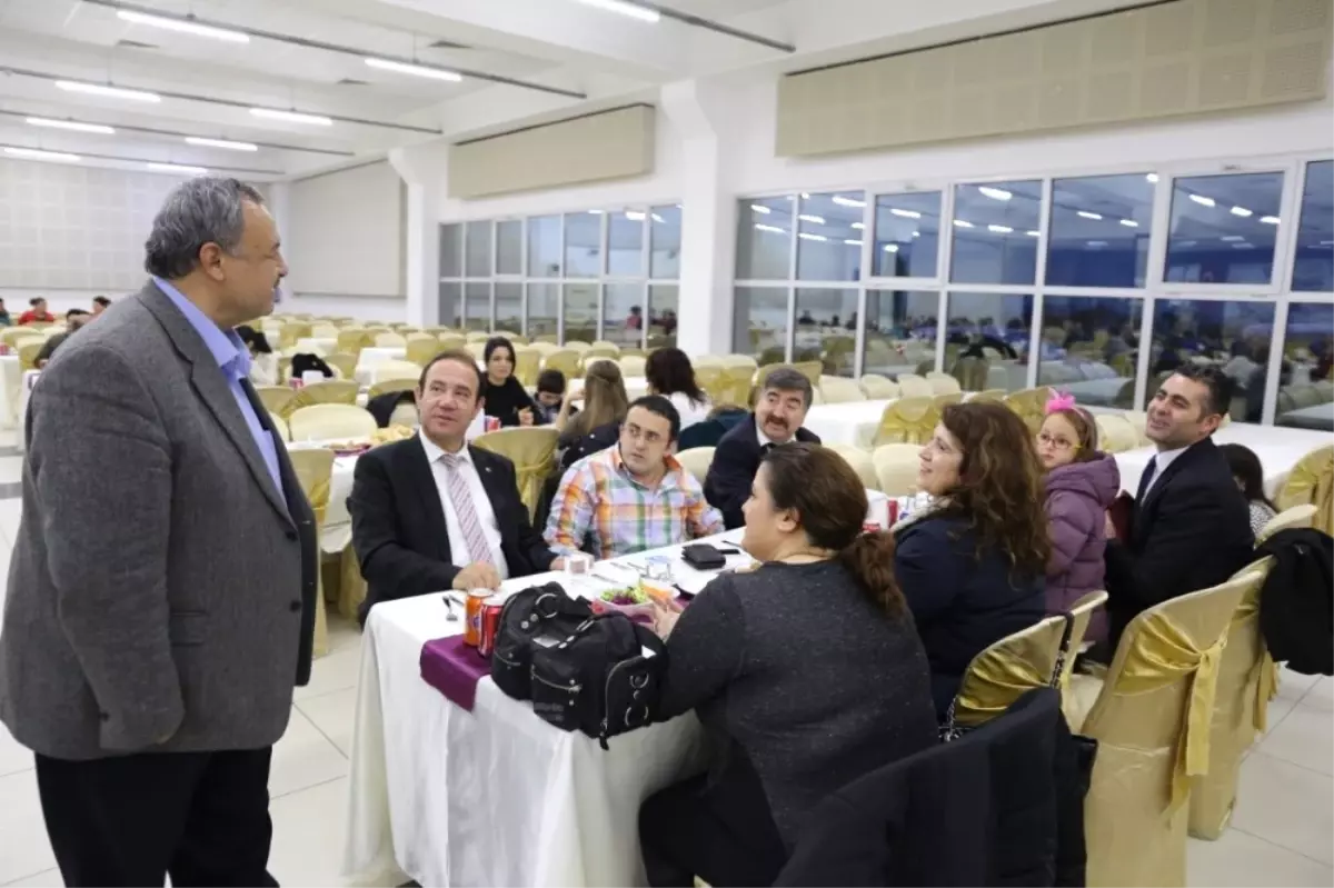 Burhaniye\'de Belediye Sağlıkçıları Yemekte Buluşturdu