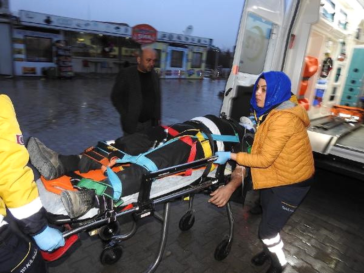 Çorum\'da Yoğun Kar Yağışı Trafiği Felç Etti