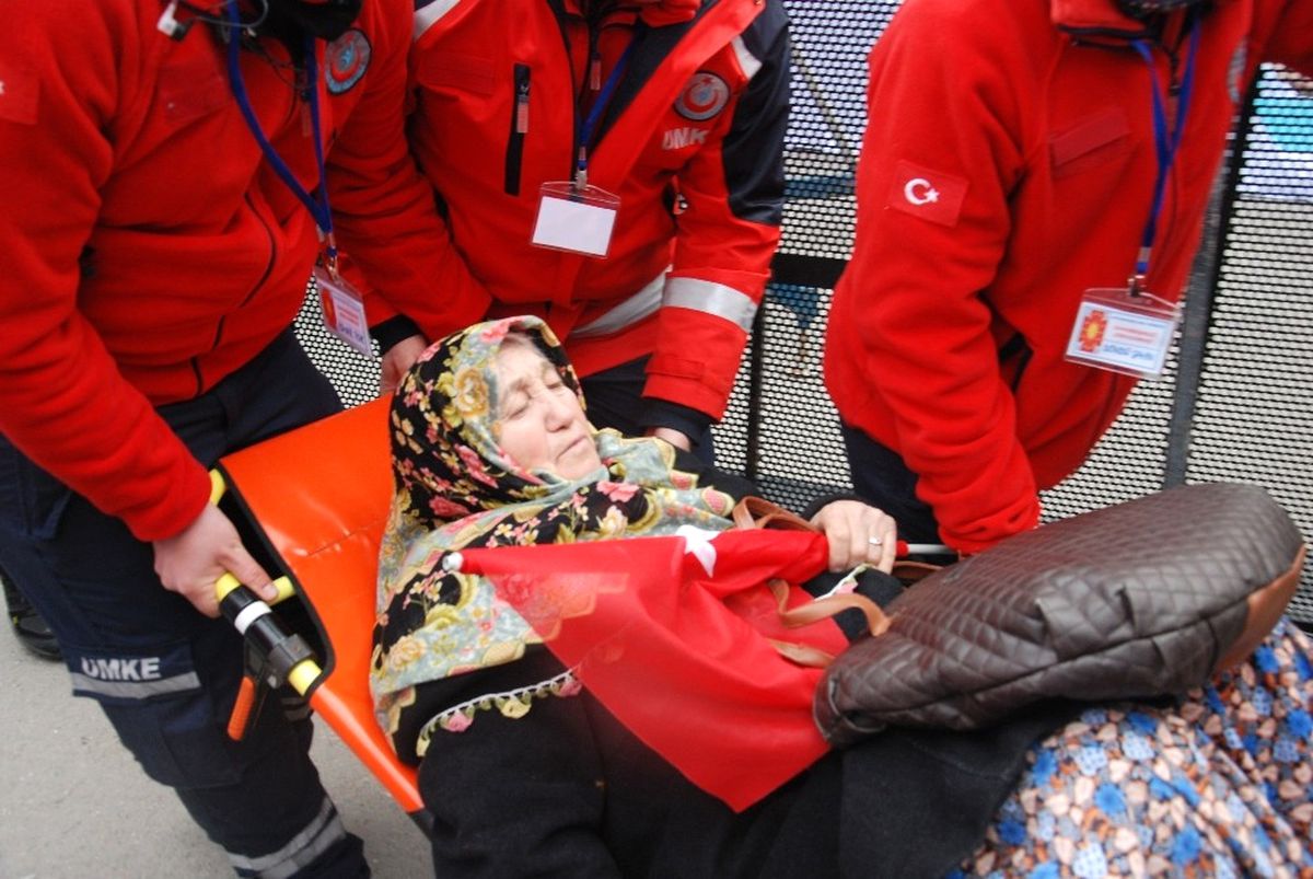 Cumhurbaşkanı Erdoğan\'ın Programı Öncesi Alandaki Bir Vatandaş Fenalaştı