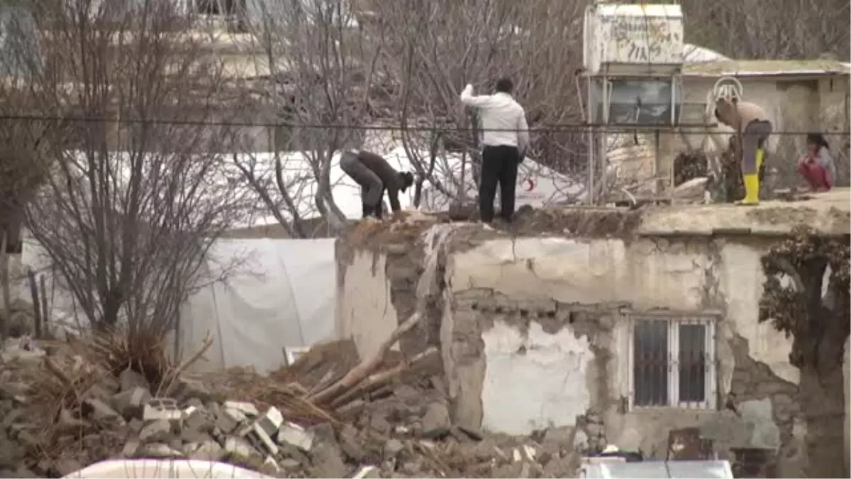 Depremde Hasar Gören Evlerin Yıkımı Sürüyor