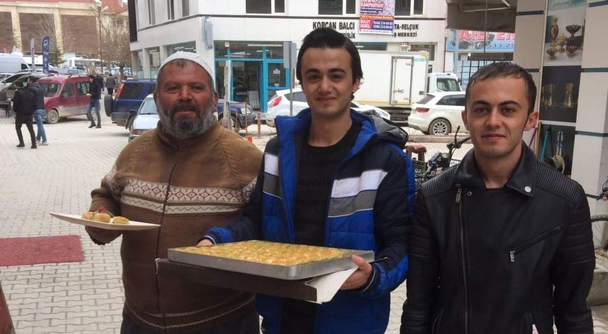 Devlet Korumasından İşe Girdi İlk Maaşı ile Esnafa Tatlı İkram Etti