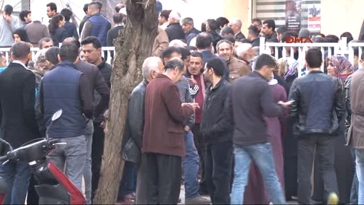 Dha Yurt: Binlerce Kişi Listelerde İsmini Bulmak İçin İzdiham Oluşturdu