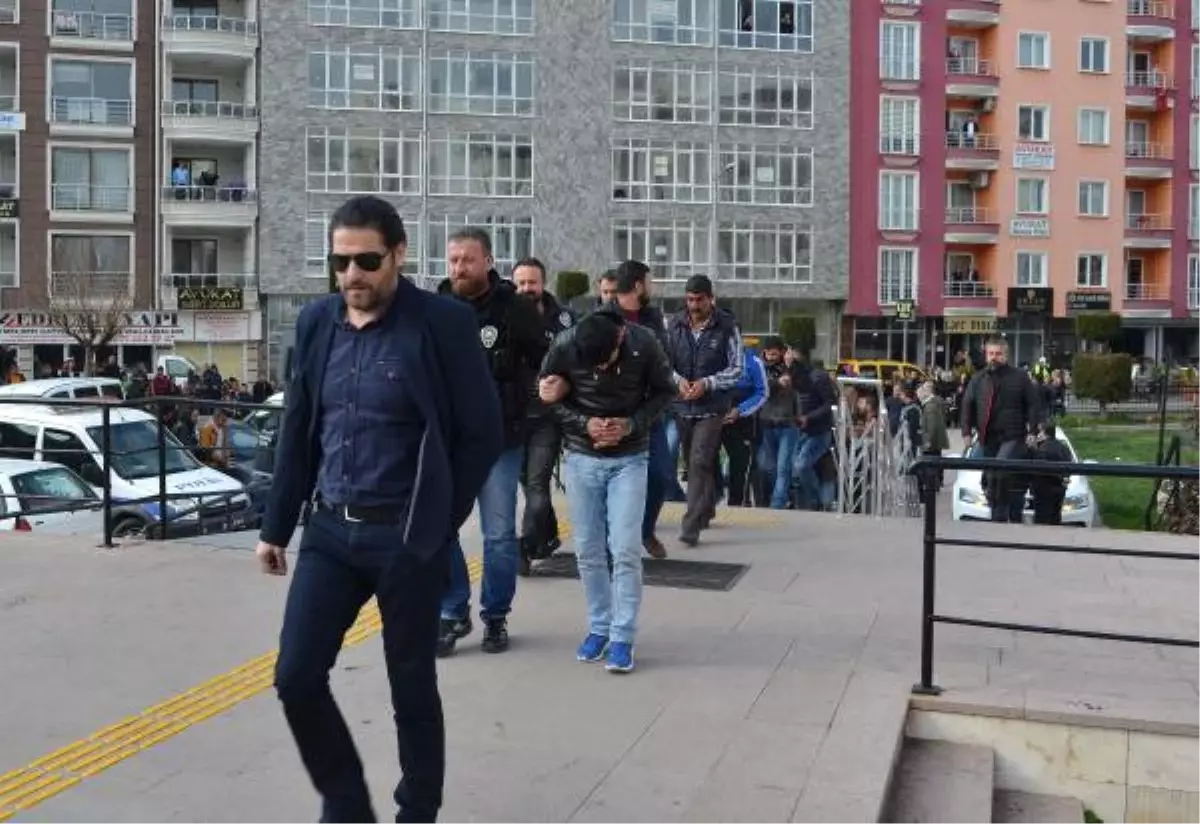 Edremit\'te Uyuşturucu Operasyonunda Gözaltına Alınan 27 Zanlı Adliyede