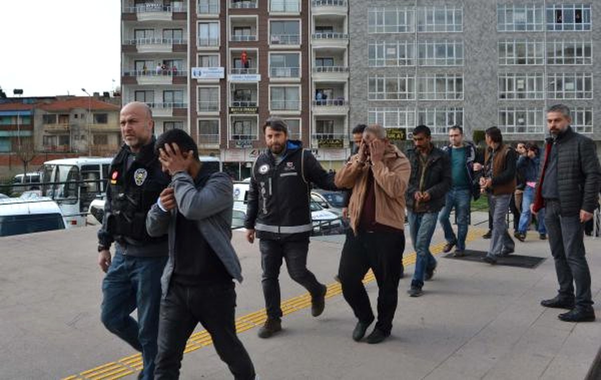 Edremit\'te Uyuşturucu Operasyonunda Gözaltına Alınan 27 Zanlı Adliyede (2)