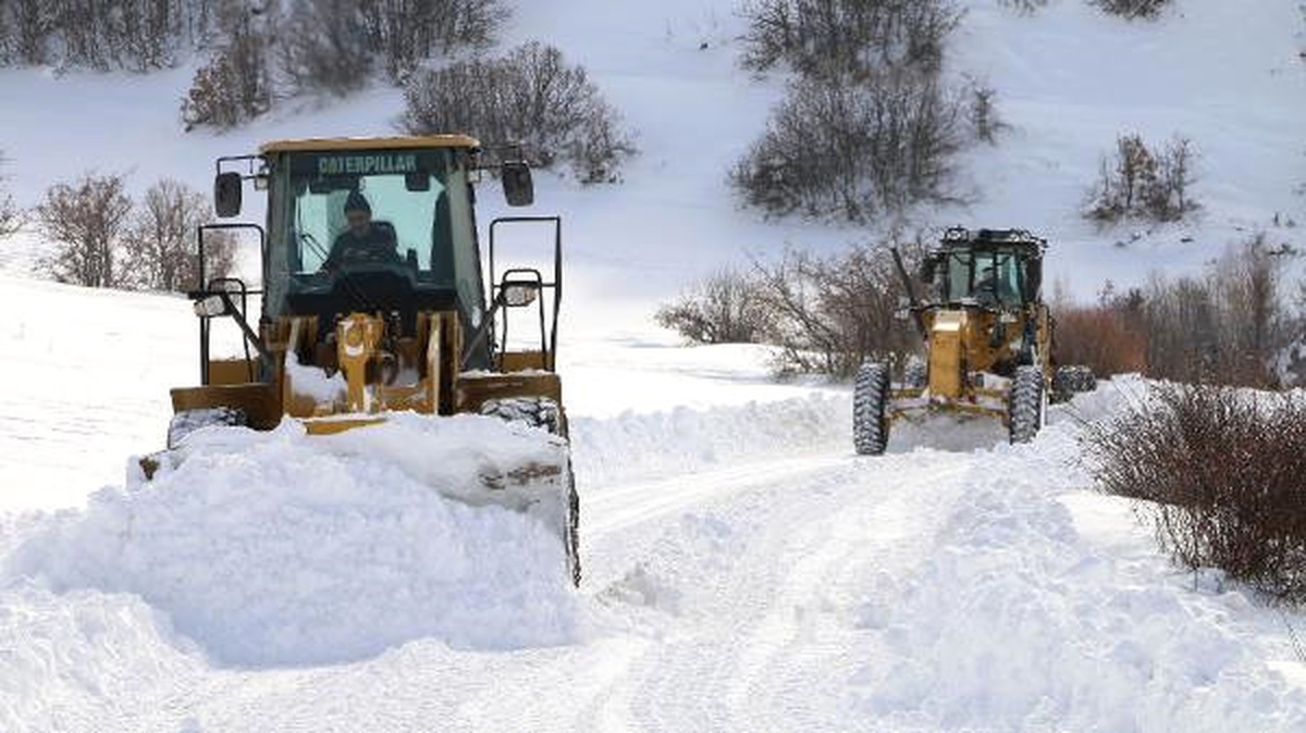 Erzincan\'da 103 Köy Yolu Kardan Ulaşıma Kapandı