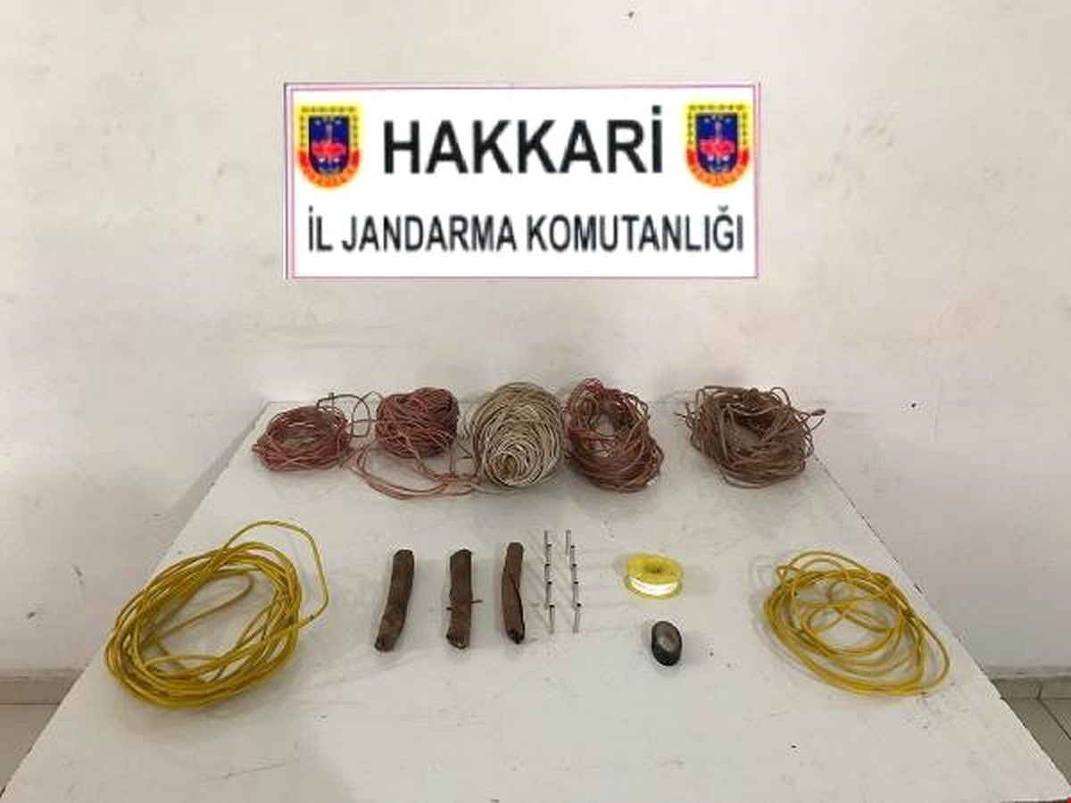 Hakkari\'de PKK\'ya Ait Patlayıcı Düzenekleri ve Yaşam Malzemesi Ele Geçirildi