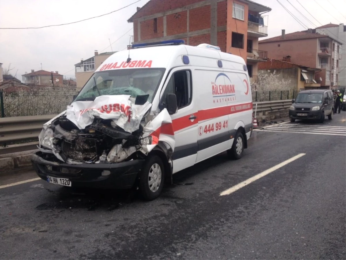 Hasta Taşıyan Ambulans Kaza Yaptı: 3 Yaralı
