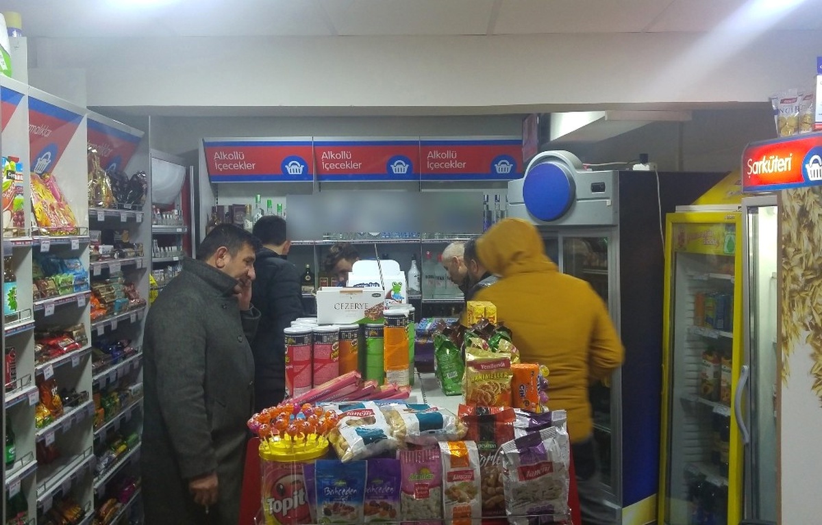 Hırsızlık Amacıyla Girdiği Markette Kadına Saldırıp Hastanelik Etti