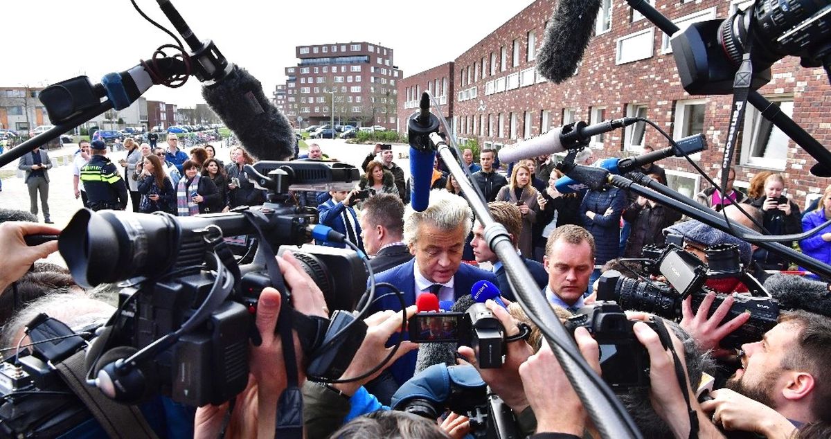 Hollanda Başbakanı Rutte ve İslam Karşıtı Wilders Oy Kullandı