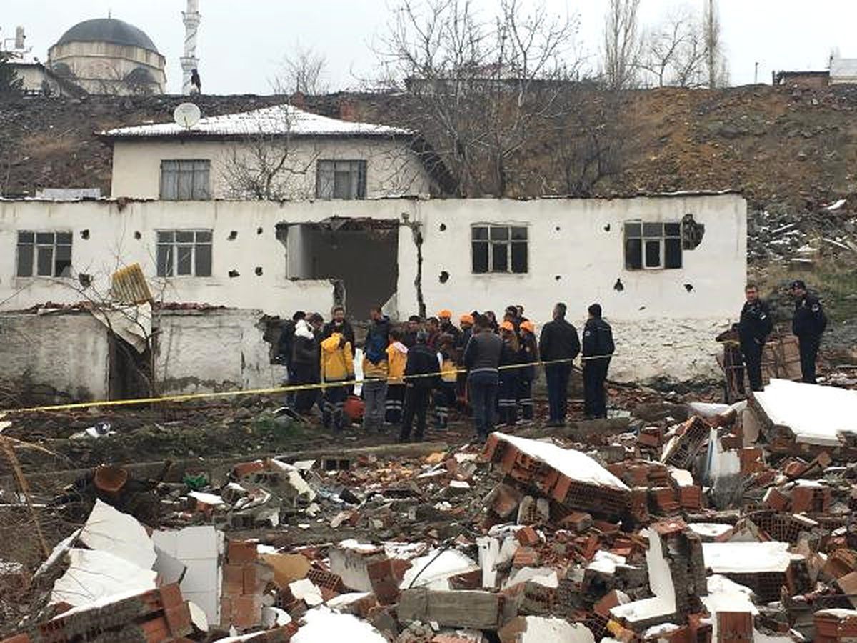Hurda Toplamak İçin Girdikleri Gecekondunun Duvarı Üzerlerine Çöktü : 1 Ölü, 2 Yaralı