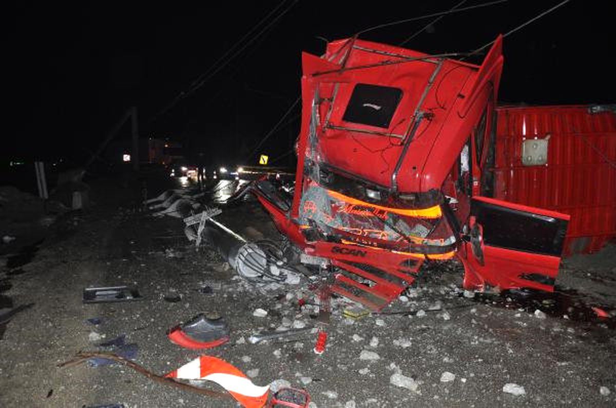 Kamyon Direğe Çarpınca Sanayi Bölgesi Elektriksiz Kaldı