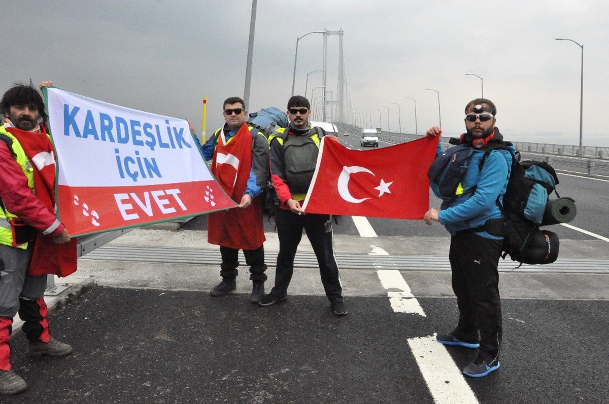 Kardeşliğe \'Evet\' İçin Osmangazi Köprüsünden Yürüyerek Geçtiler