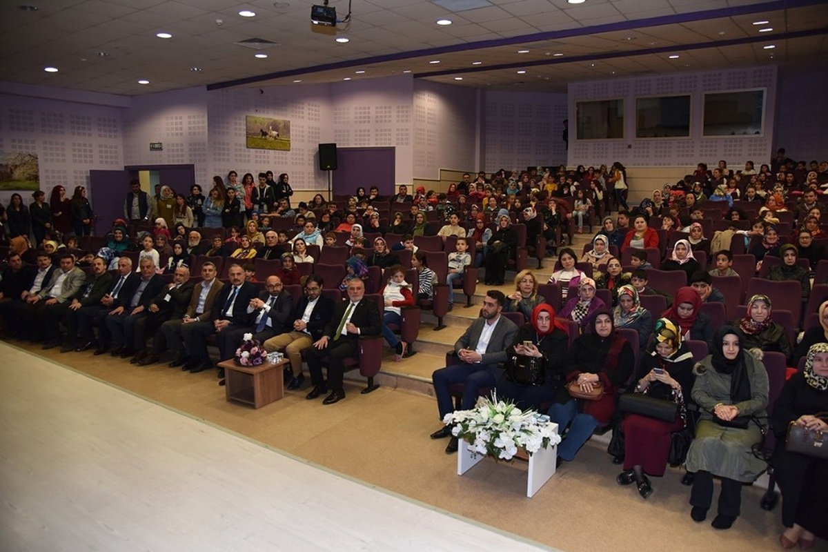 Kartepe\'de "Çocuk ve Ekran" Adlı Seminere Yoğun İlgi
