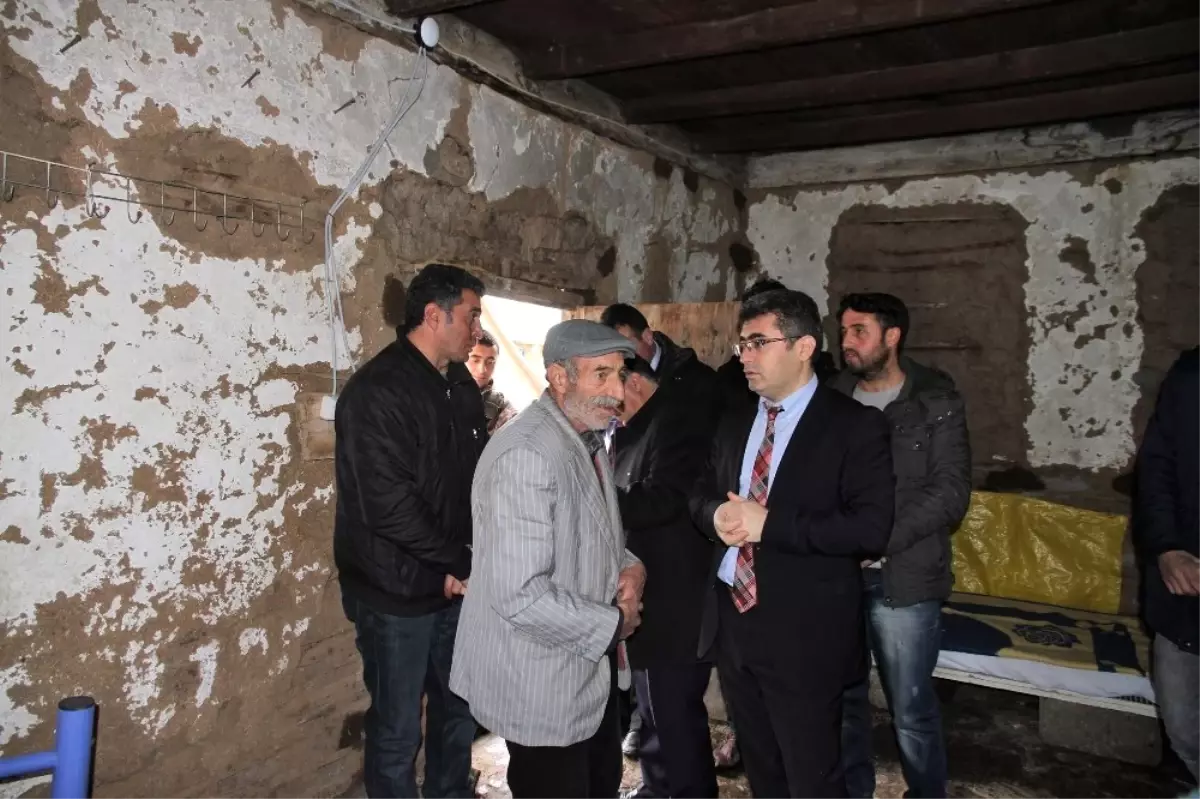 Kaymakam Çetin\'den Barakada Yaşayan Kadına Yardım Eli