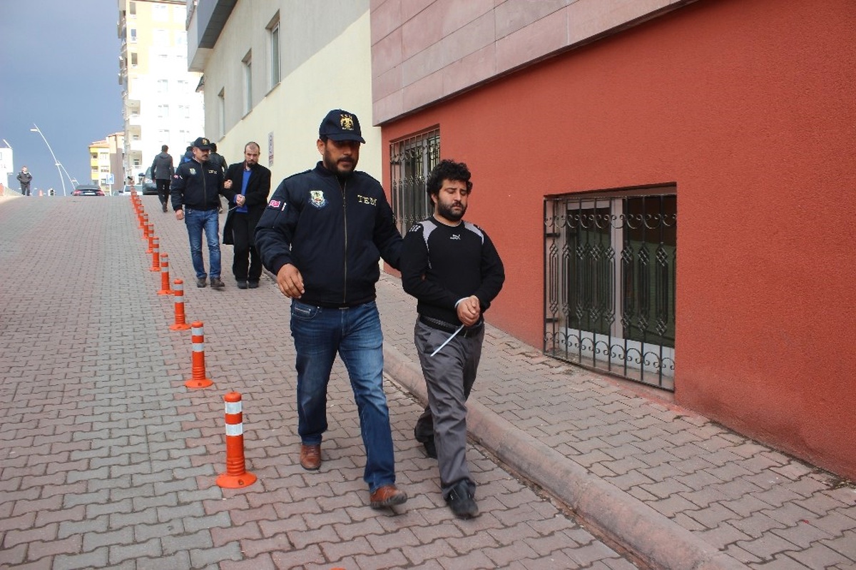 Kayseri\'de Deaş Operasyonunda Gözaltına Alınan 2 Zanlı Adliyeye Sevk Edildi